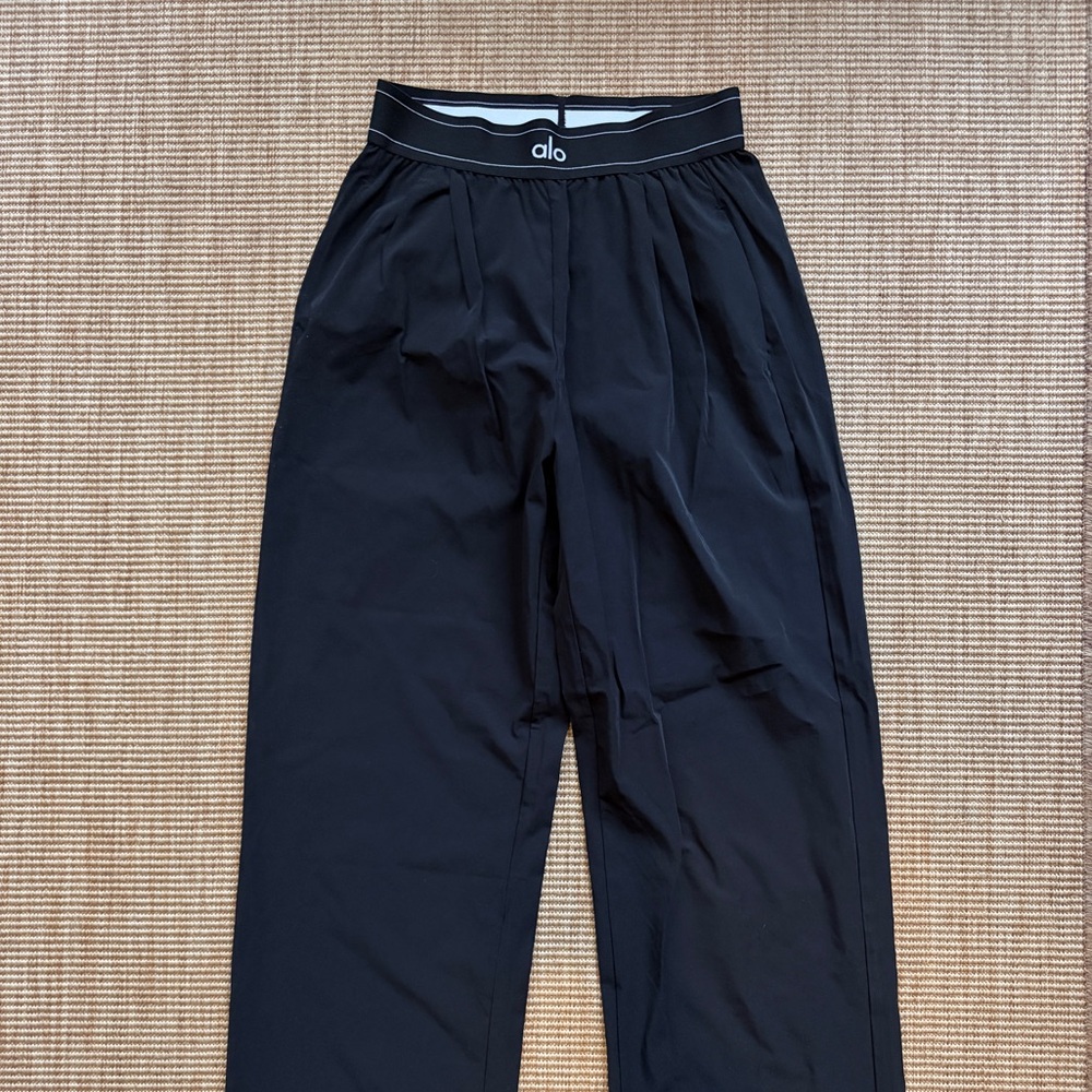 $148 Alo yoga suit up logo pants regular length in black